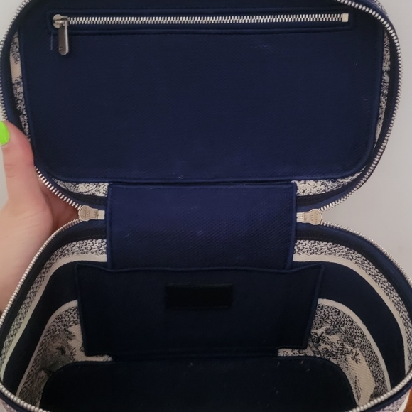 Authentic DiorTravel 2021 Vanity Case - Picture 7 of 8